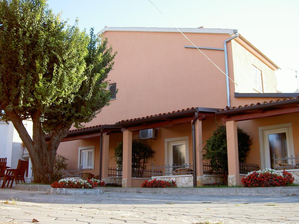 Apartments Kori Funtana Cameră foto