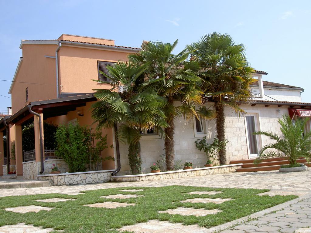 Apartments Kori Funtana Exterior foto